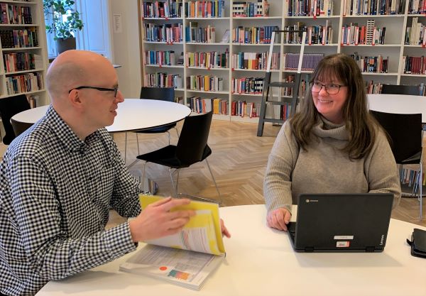 Christian Danielsson, bibliotekarie och Marie Eriksson, studie- och yrkesvägledare, är några av de som finns på Lärcentrum för att stötta. Foto: Åsa Meierkord