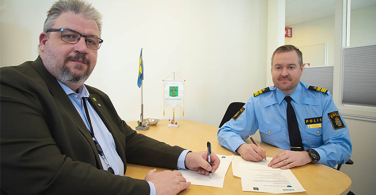 Kommunstyrelsens ordförande och lokalpolischefen för område Klippan undertecknar medborgarlöftet.