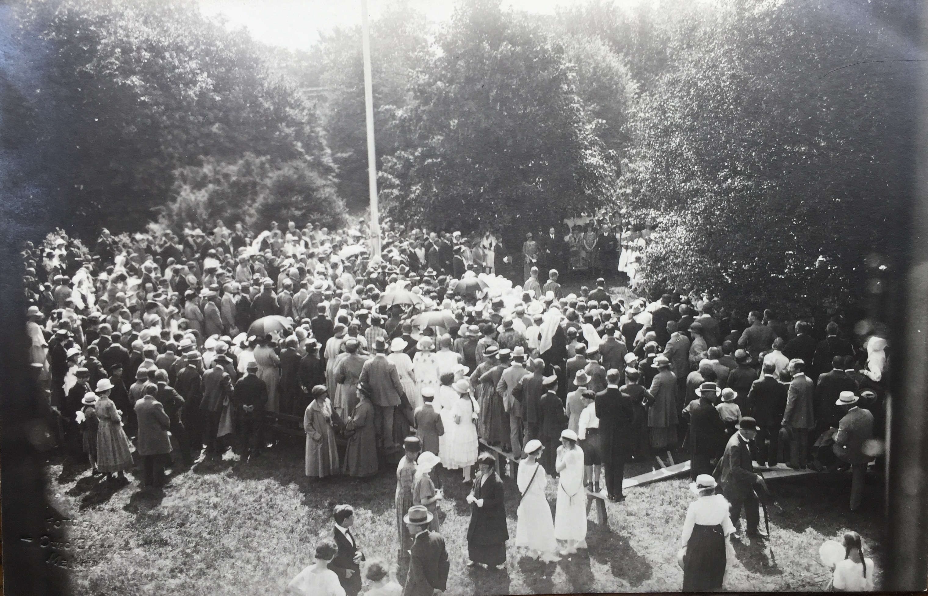 Folksamling i parken vid Utsädesföreningen.