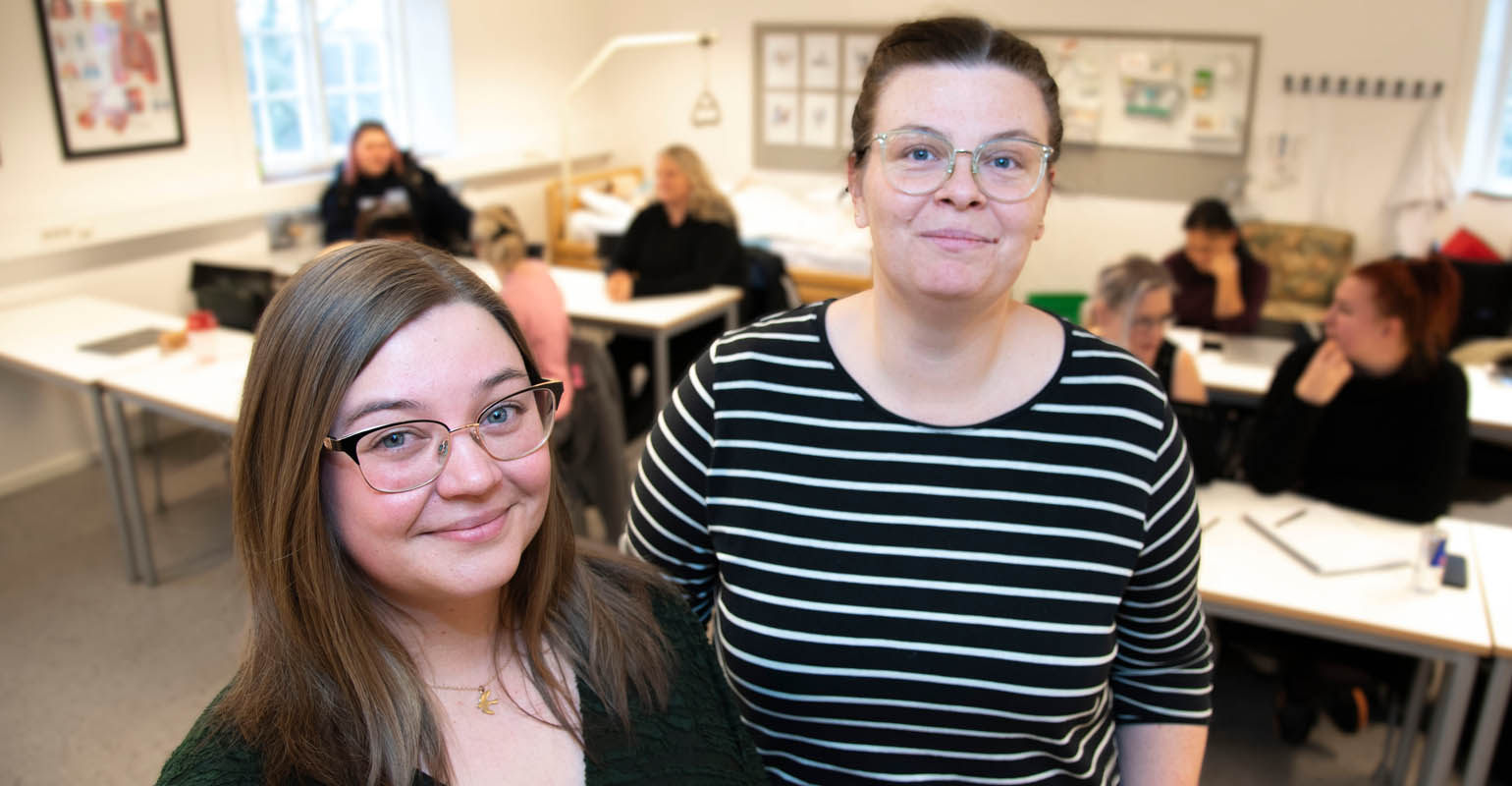 Undersköterskorna Hanna och Emma i förgrunden och i bakgrunden elever från Svalöfs gymnasiums vård- och omsorgsprogram.