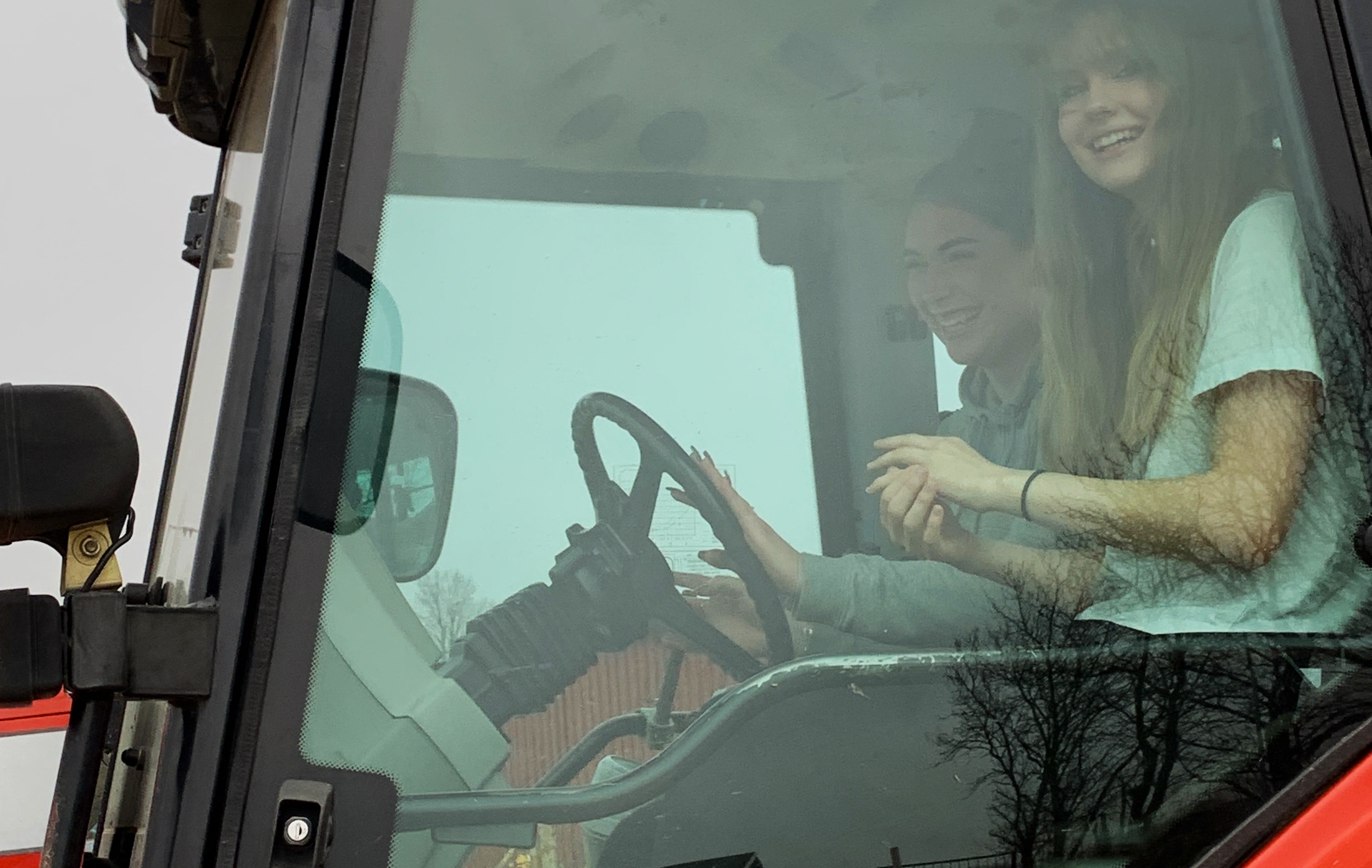 Louise Lövgren och Havanna som går i åk 1 på Naturbruksprogrammet Djurvård provade att köra traktor för första gången.                  Foto: Åsa Meierkord