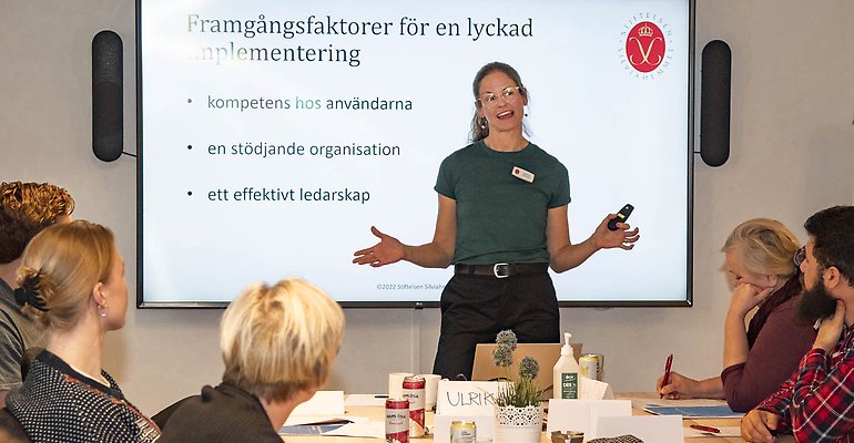 Ulrika Granér, utbildare från Silviahemmet, håller utbildning för arbetsledarna på Solgårdens äldreboende.