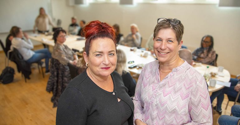 Foto på stödpedagogerna Ann-Sofie och Susanne i förgrunden med LSS-kollegorna i bakgrunden.